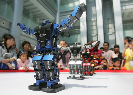 Robots dance at interactive exhibition in E China