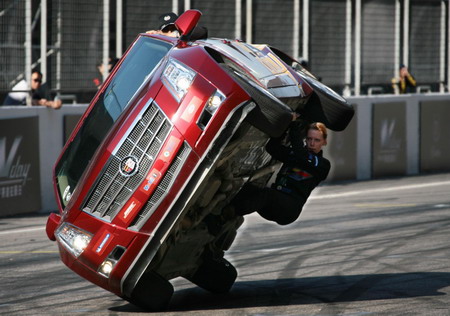 Hollywood stunt drivers 'surf' at F1 circuit