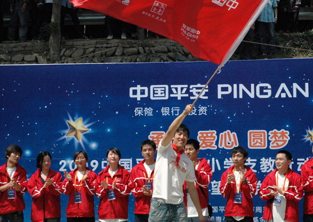 Liu Xiang teaches quake students hurdling