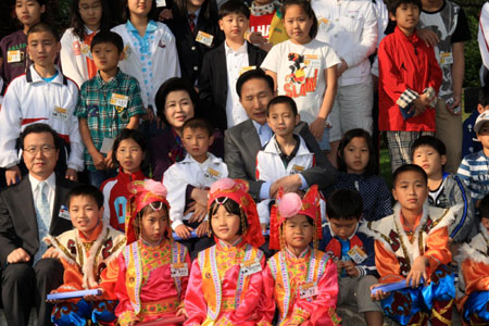 Lee Myung-bak meets kids from Sichuan quake zone