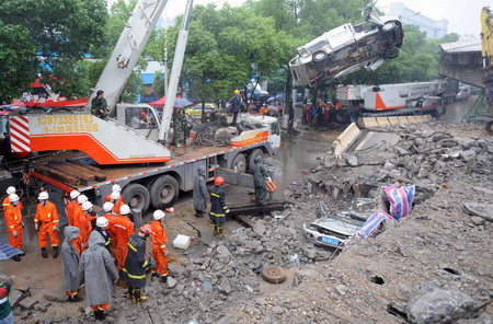 9 held over fatal bridge collapse