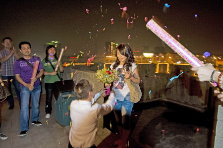 Propose like this, you may win her heart!