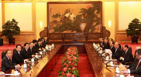 Hu meets visiting KMT chairman