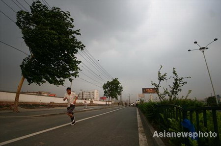 Storm kills 14 in east China, thousands homeless