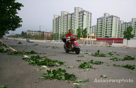 Storm kills 14 in east China, thousands homeless