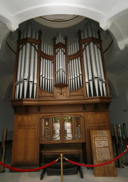 Giant organs settle on China's piano island