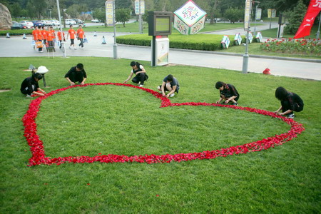 Man proposes to girlfriend with 9,999 roses
