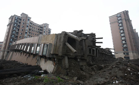 Building collapse kills one worker in Shanghai