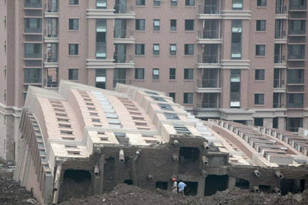 Building collapse kills one worker in Shanghai