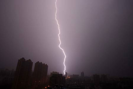 Lightning hits Wuhan city