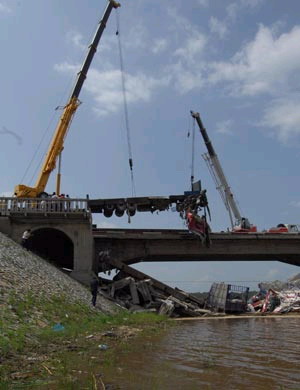 NE China's bridge collapse leaves one dead