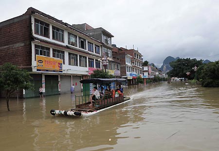 Rainstorms continue to lash south China