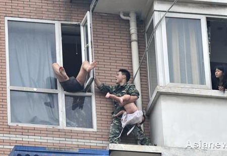 Crowd beats man after rescue of infant