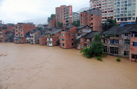 Downpour causes flood to southwest China city