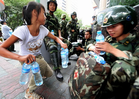 Urumqis in rapport with city guardians