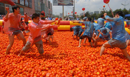 People enjoy in 'tomato battle' in SW China