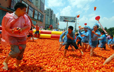 People enjoy in 'tomato battle' in SW China