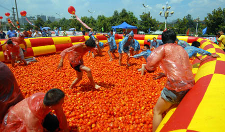People enjoy in 'tomato battle' in SW China