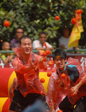 People enjoy in 'tomato battle' in SW China