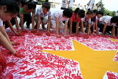 Students make national flag from hand imprints