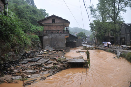 Flood alert issued in rainstorm-hit southern provinces