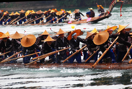 Dragon boat racing contest begins in SW China