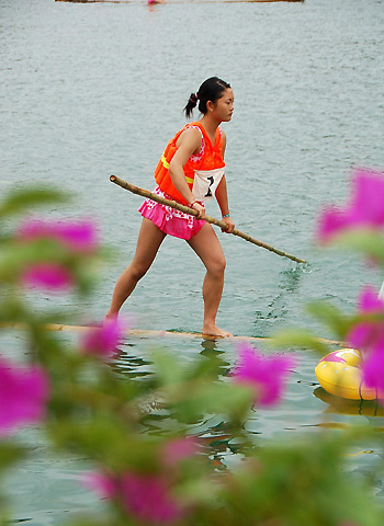 Dragon boat racing contest begins in SW China