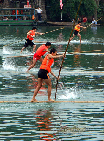 Dragon boat racing contest begins in SW China