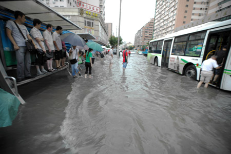 Heaviest rain in 70 years floods 3,000 Shanghai households