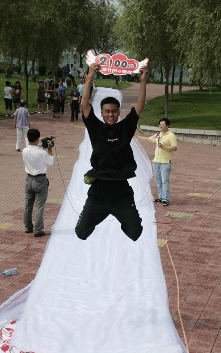 Man makes longest wedding dress train for bride