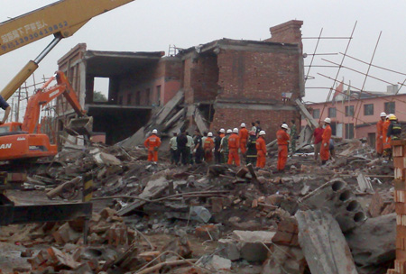 Death toll of building collapse rises to 17