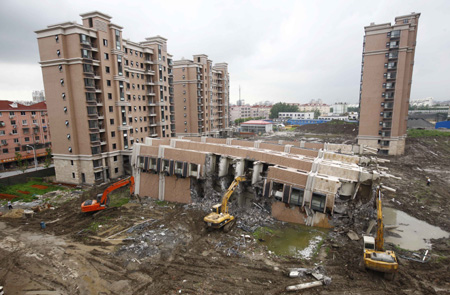 Demolition of collapsed building in Shanghai underway