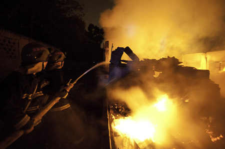 Firefighters extinguish fire in Chengdu