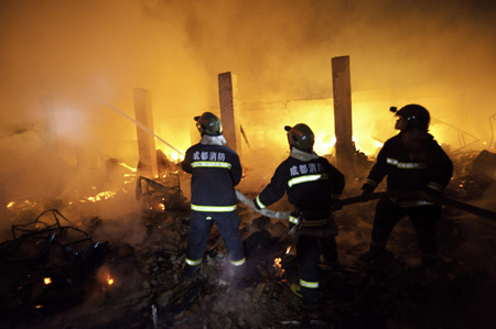 Firefighters extinguish fire in Chengdu