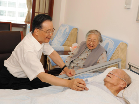 Premier Wen visits elderly scientists in Beijing