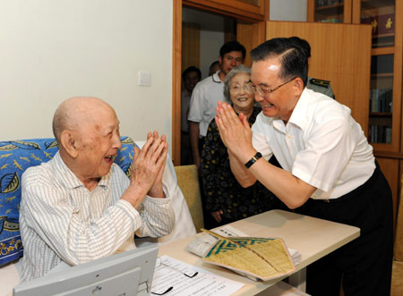 Premier Wen visits elderly scientists in Beijing
