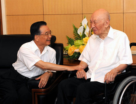 Premier Wen visits elderly scientists in Beijing