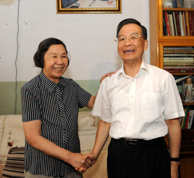 Premier Wen visits elderly scientists in Beijing