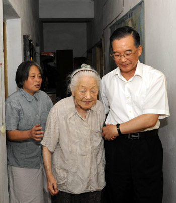 Premier Wen visits elderly scientists in Beijing