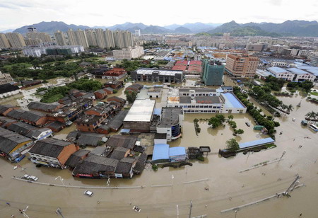 Massive landslide buries unknown number of people