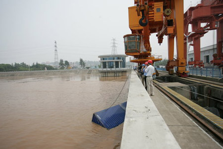 12 chemical containers fall into Yangtze