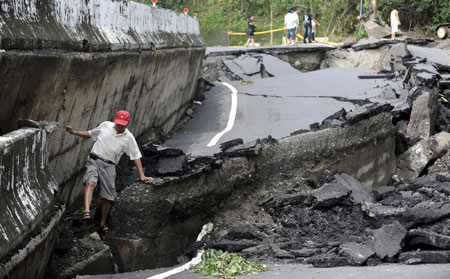 Rescuer find 700 safe after Taiwan mudslide
