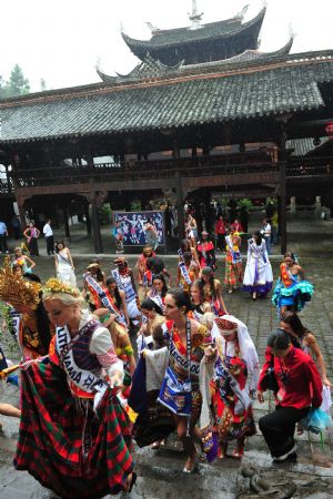 2009 Miss Tourism candidates take charity tour in China