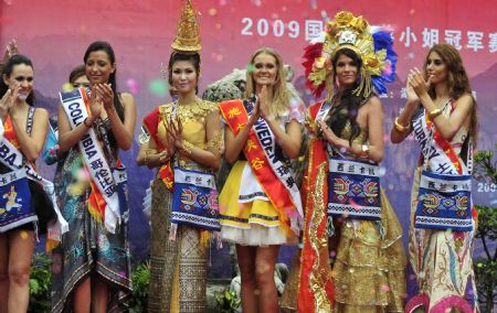 2009 Miss Tourism candidates take charity tour in China
