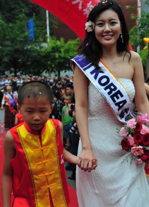 2009 Miss Tourism candidates take charity tour in China
