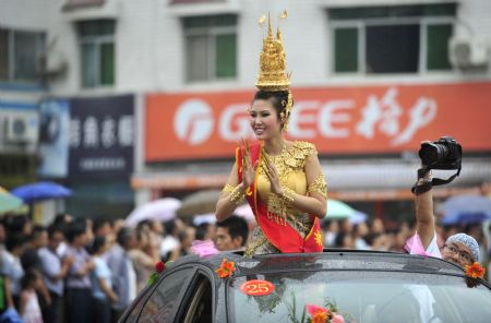 2009 Miss Tourism candidates take charity tour in China