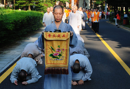Monks pray for Taiwan typhoon victim in Shenzhen