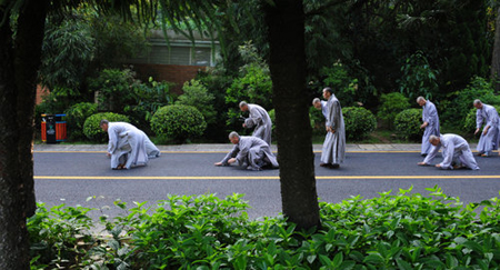 Monks pray for Taiwan typhoon victim in Shenzhen