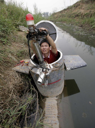 Amateur inventor's homemade submarine