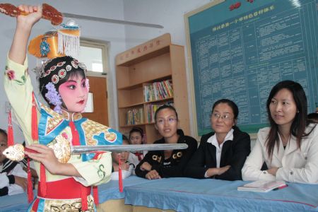 Pupils play Peking Opera as gift for Teachers' Day